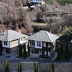 Holiday home трите къщи Leshten
