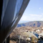трите къщи Leshten