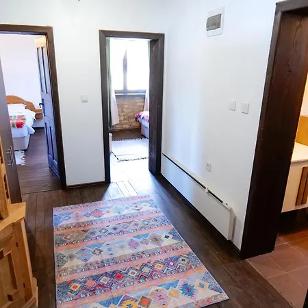 трите къщи Holiday home Leshten