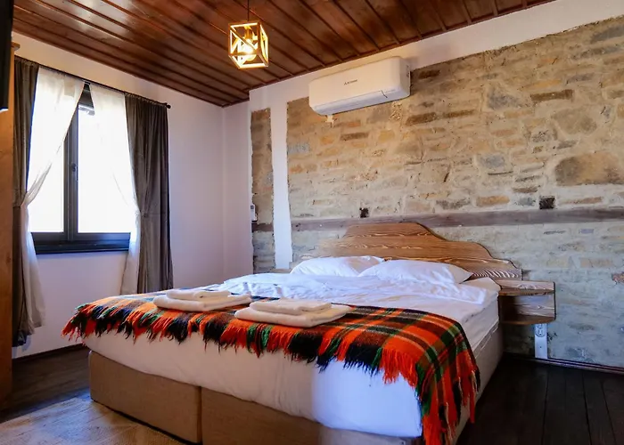 трите къщи *