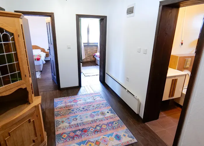 трите къщи Holiday home Leshten