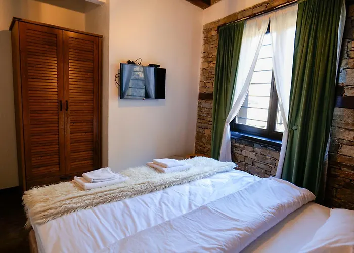 трите къщи *