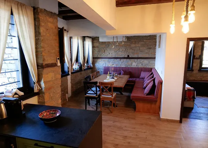 трите къщи *