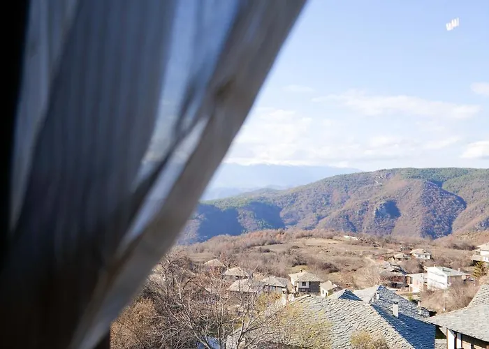 трите къщи Leshten